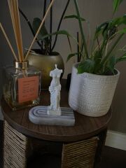 Venüs Heykeli Dekoratif Mum – El Yapımı, Aromalı, Şık Tasarım