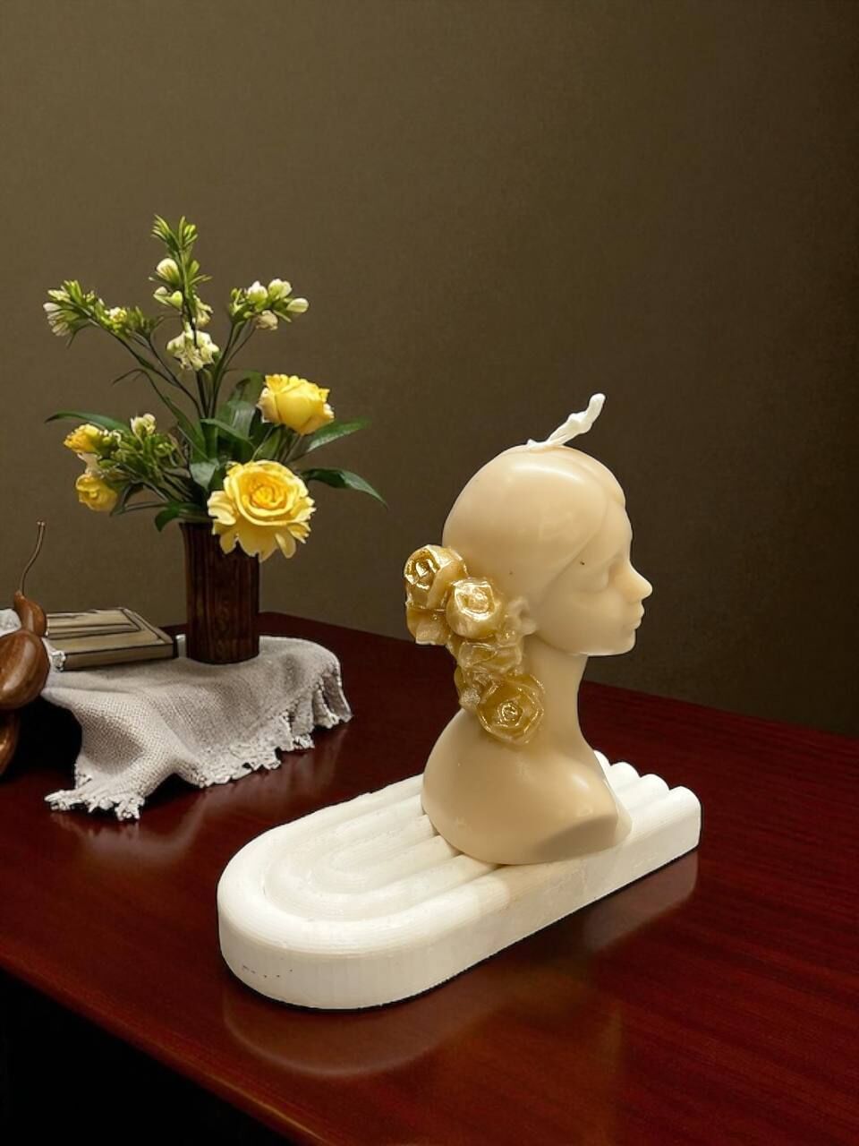 Roz Kız Figürlü Dekoratif Mum – El Yapımı Estetik Kadın Formu