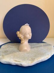 Roz Kız Figürlü Dekoratif Mum – El Yapımı Estetik Kadın Formu