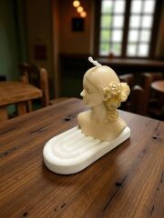 Roz Kız Figürlü Dekoratif Mum – El Yapımı Estetik Kadın Formu