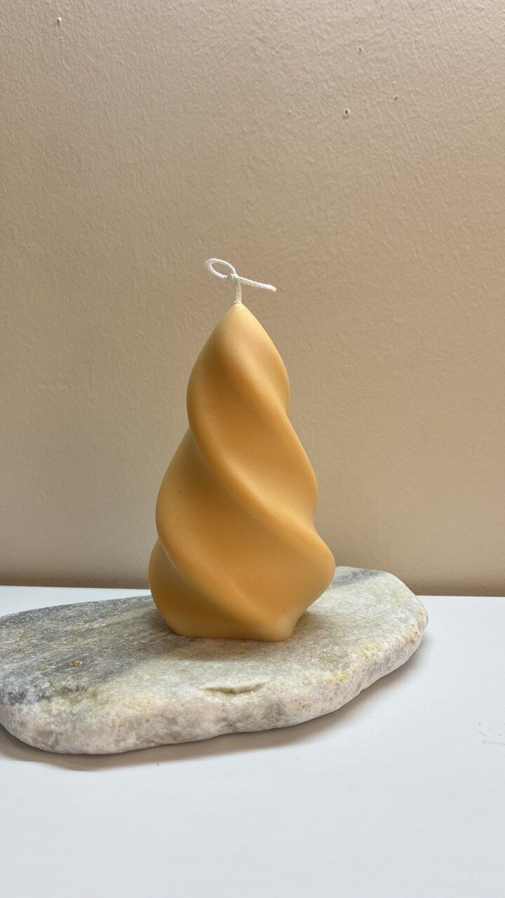 Wavey Ağaç Dekoratif Mum – Dalgalı Ağaç Formu, El Yapımı ve Doğal Tasarım