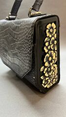 Çiçek – Işıltılı Gecelere Özel, Zarif ve Cesur Bir Çanta