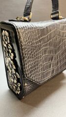 Çiçek – Işıltılı Gecelere Özel, Zarif ve Cesur Bir Çanta