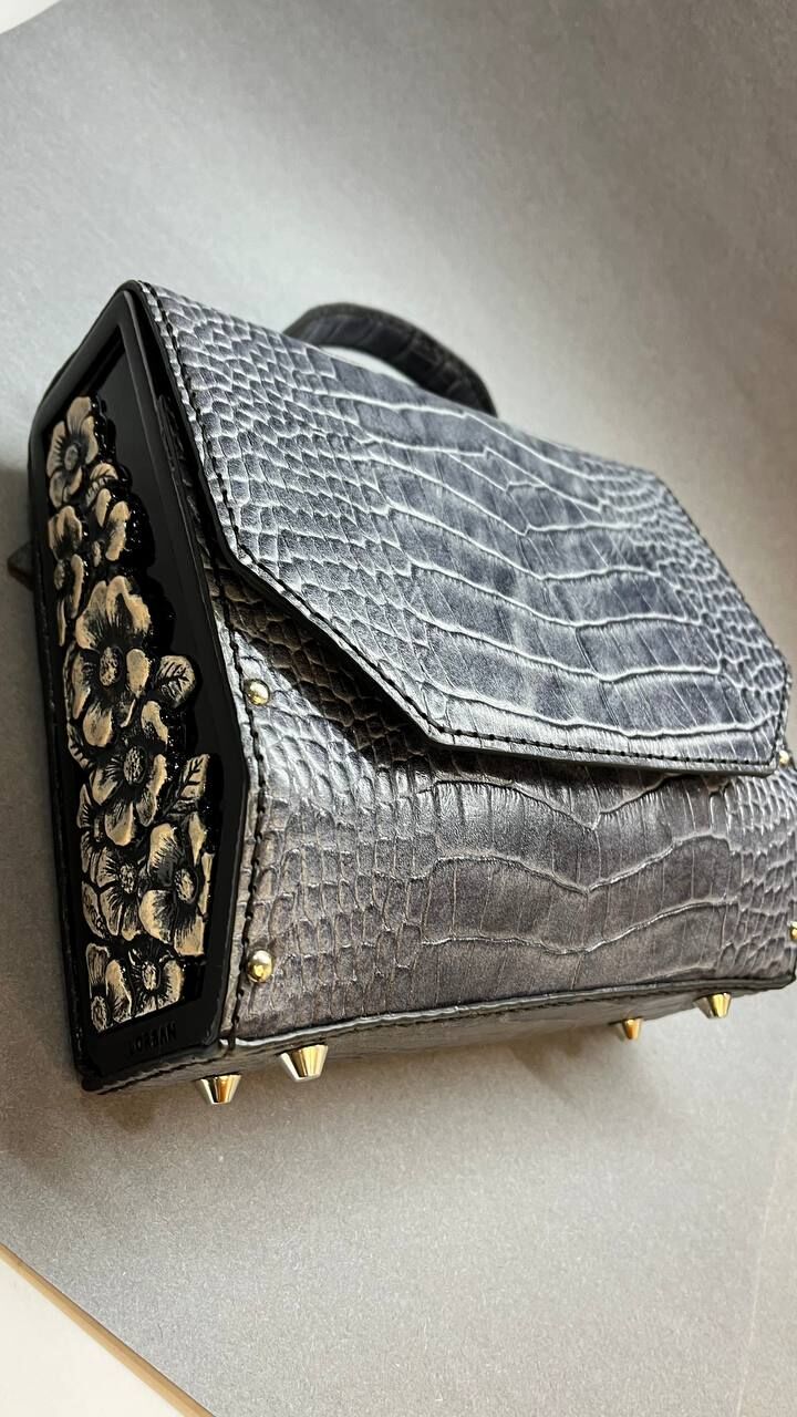 Çiçek – Işıltılı Gecelere Özel, Zarif ve Cesur Bir Çanta