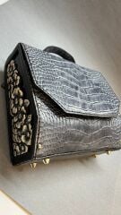 Çiçek – Işıltılı Gecelere Özel, Zarif ve Cesur Bir Çanta