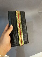 Motif – Geometrik Desenli El Boyaması Ahşap Şeritli Deri Cüzdan