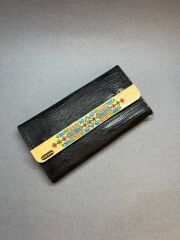 Motif – Geometrik Desenli El Boyaması Ahşap Şeritli Deri Cüzdan