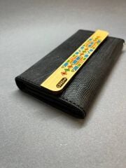 Motif – Geometrik Desenli El Boyaması Ahşap Şeritli Deri Cüzdan