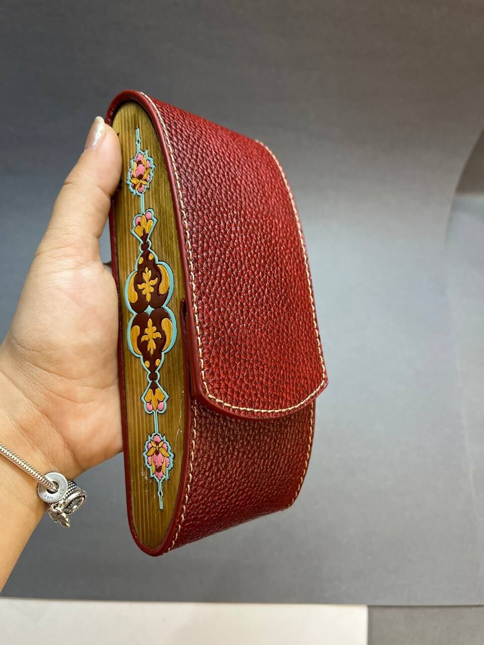 Didar Bordo El Yapımı Gözlük Kutusu – Geleneksel İran Minyatür Sanatı ve Bordo Deri Tasarım