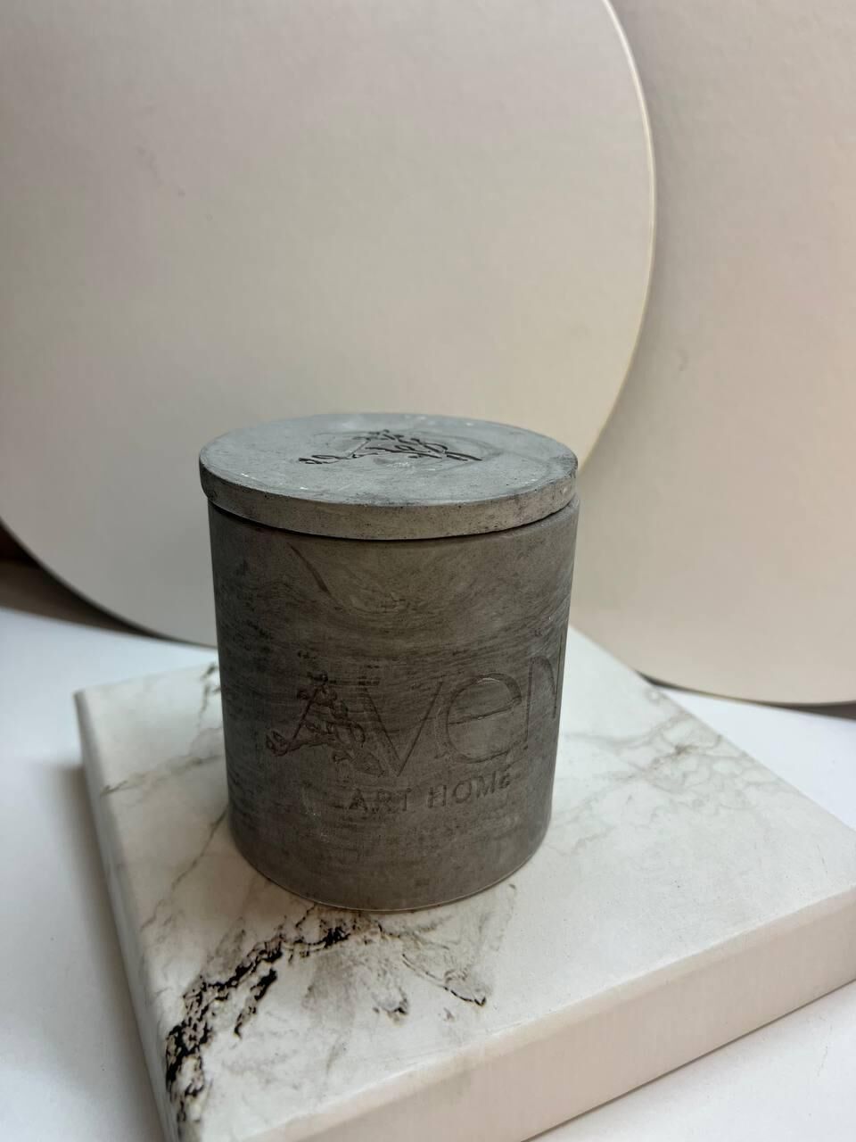 Amber Kokulu Mum – El Yapımı gri Taş Tozu Kap, 200 ml, Modern Tasarım