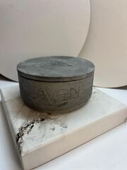 Amber Kokulu Mum – El Yapımı gri Taş Tozu Kap, 250 ml, Modern ve Sofistike Tasarım