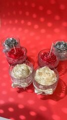 Cam Kaplı Roz Çiçek Formlu El Yapımı Mum – Yaldızlı, Kurdeleli