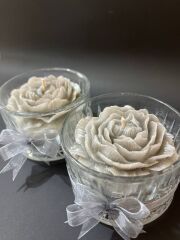 Cam Kaplı Roz Çiçek Formlu El Yapımı Mum – Yaldızlı, Kurdeleli